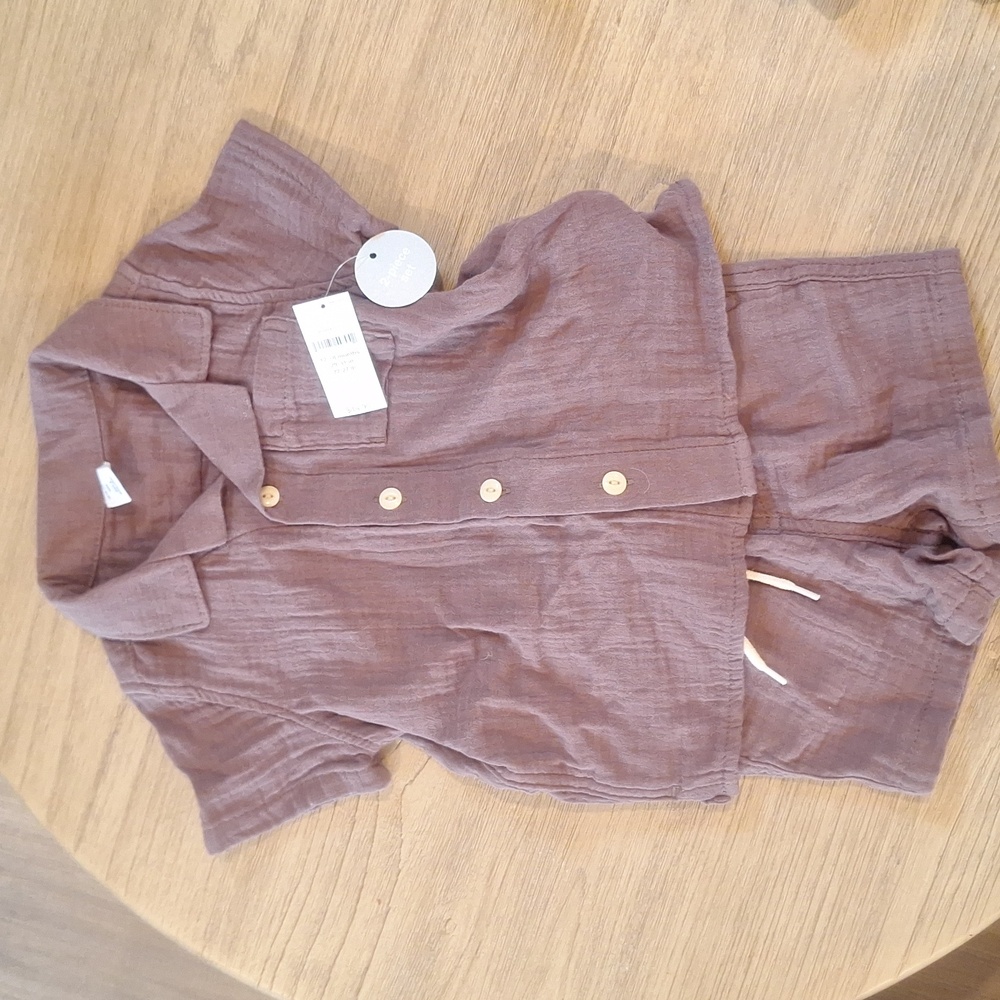 Two-piece linen set.